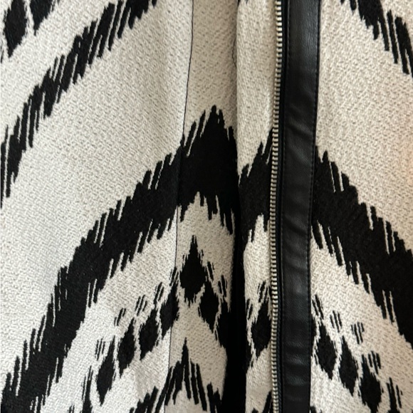 Chico’s Stripe Geometric Coat Black & White 0 - Picture 4 of 9